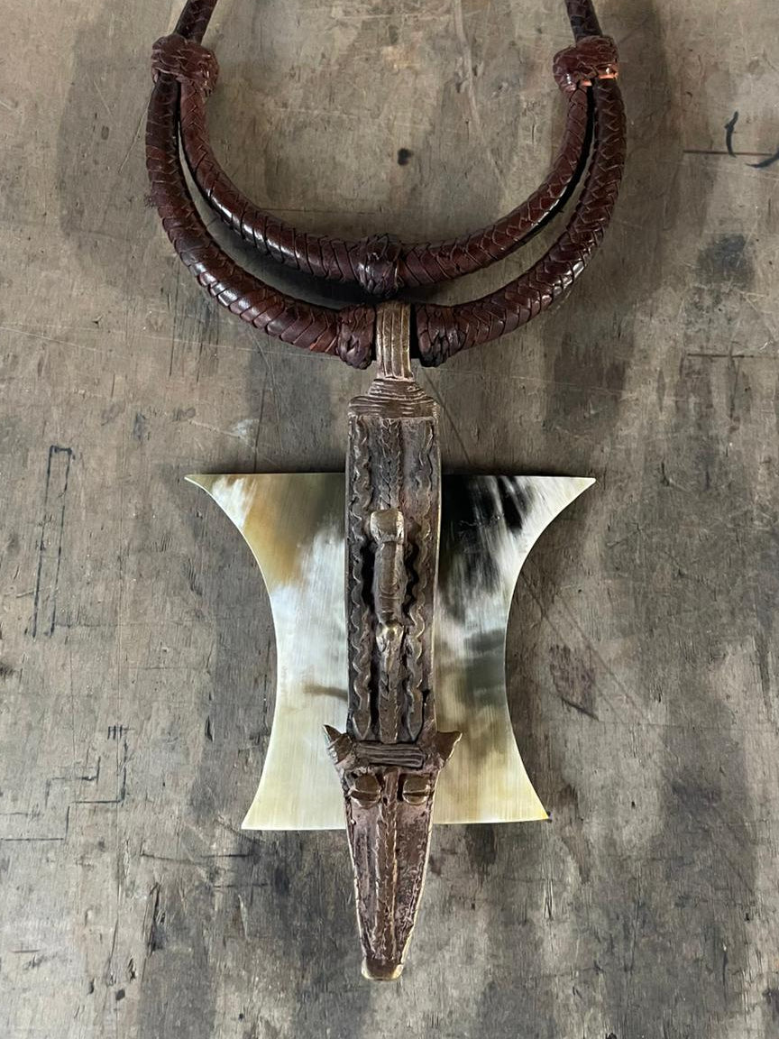 L'oiseau de bronze aux ailes en corne blanche, inspiré de passage et de protection