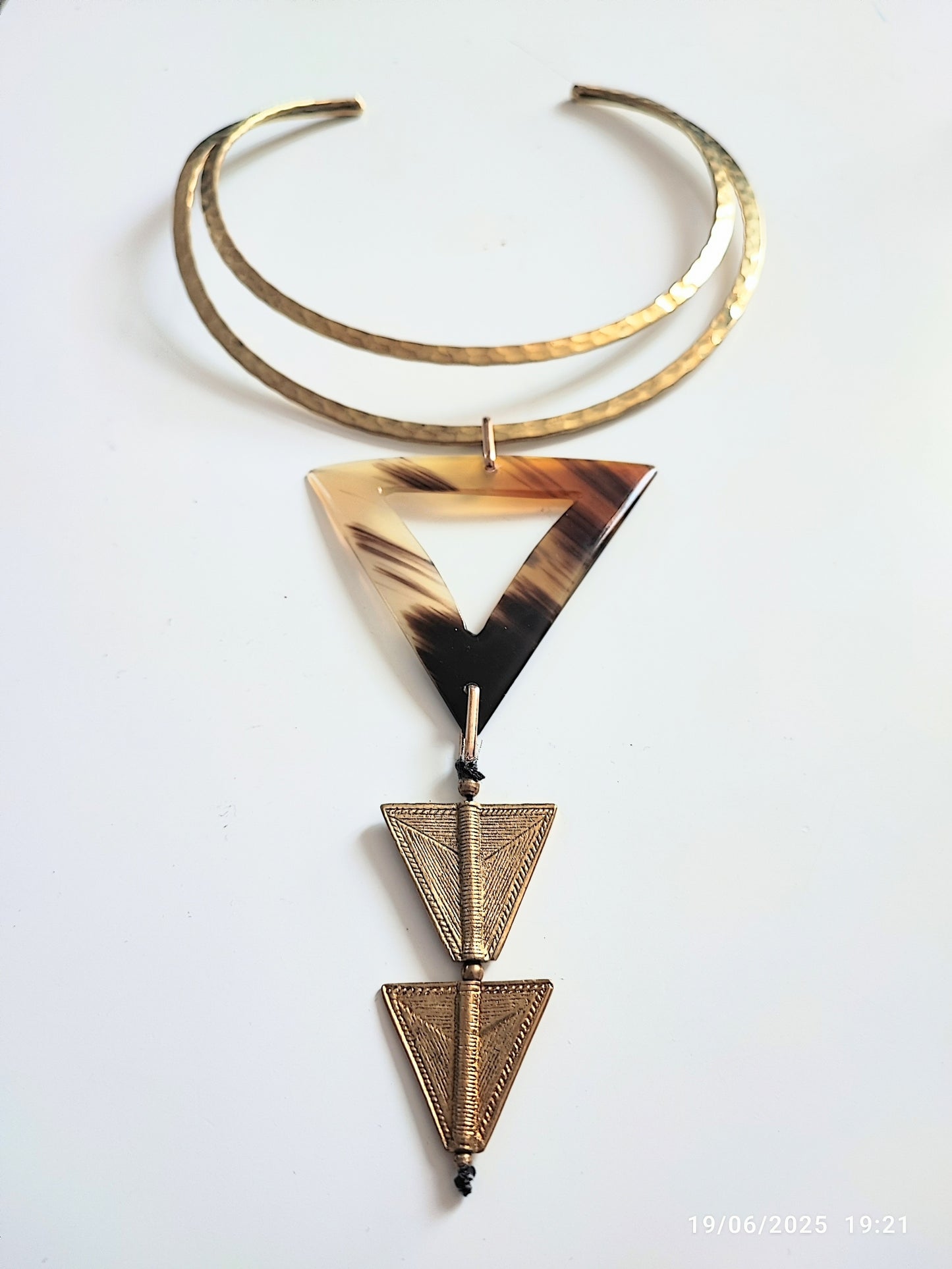 Collier double laiton, traingle corne et 2 triangles laiton