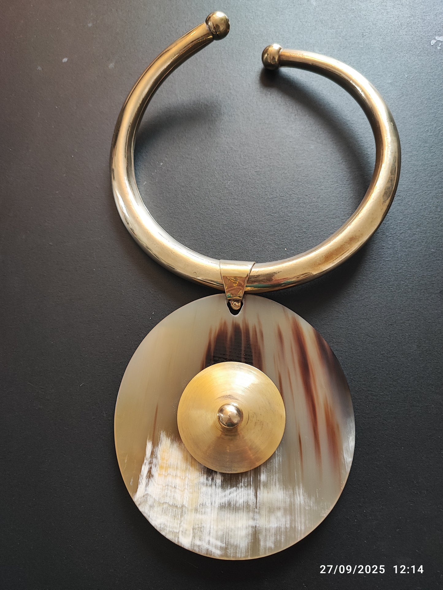 Cercle corne blanche et rond en bronze
