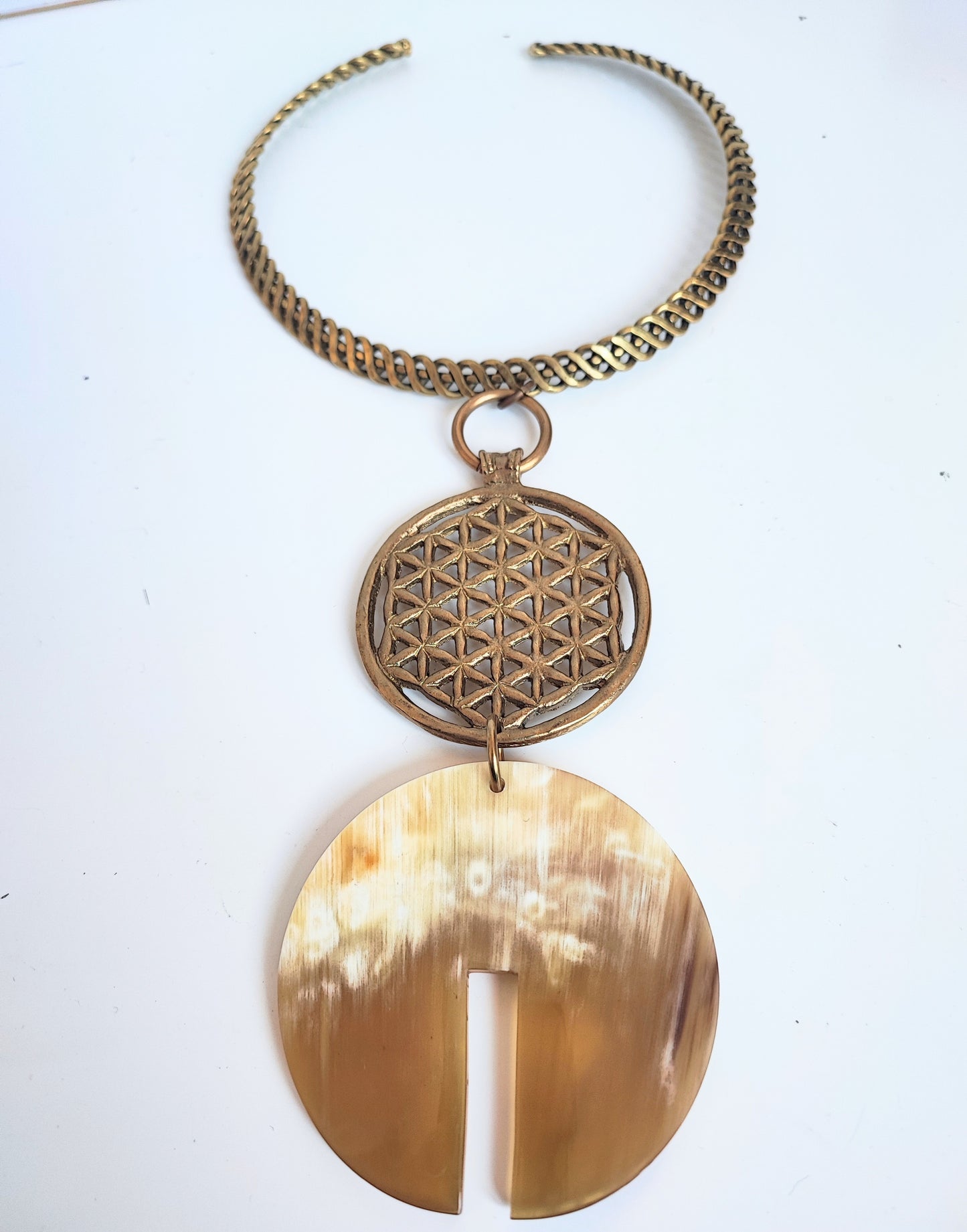 Variation Kinga corne blanche, rond vrillé laiton