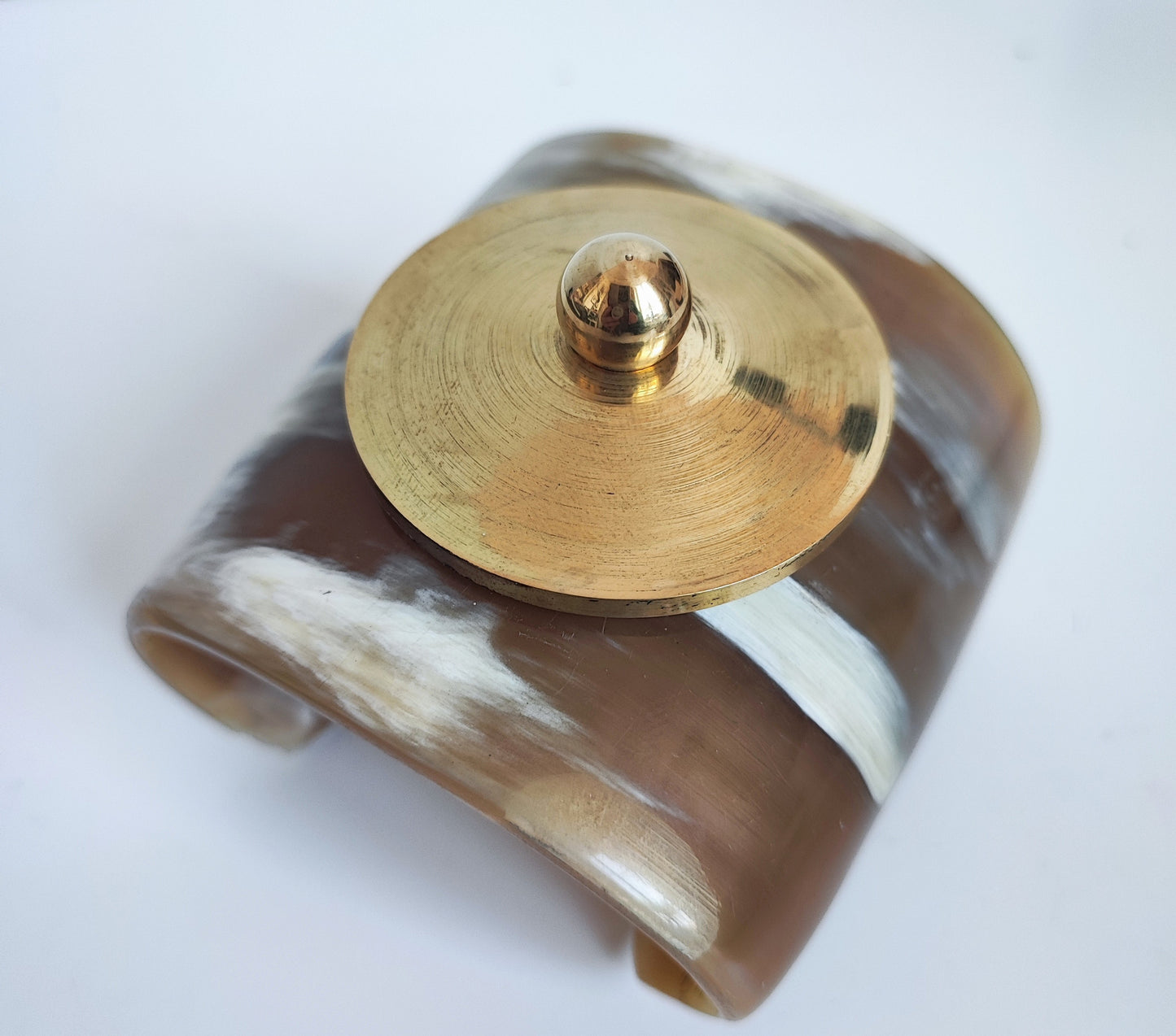 Bracelet manchette corne blanche avec rond en bronze