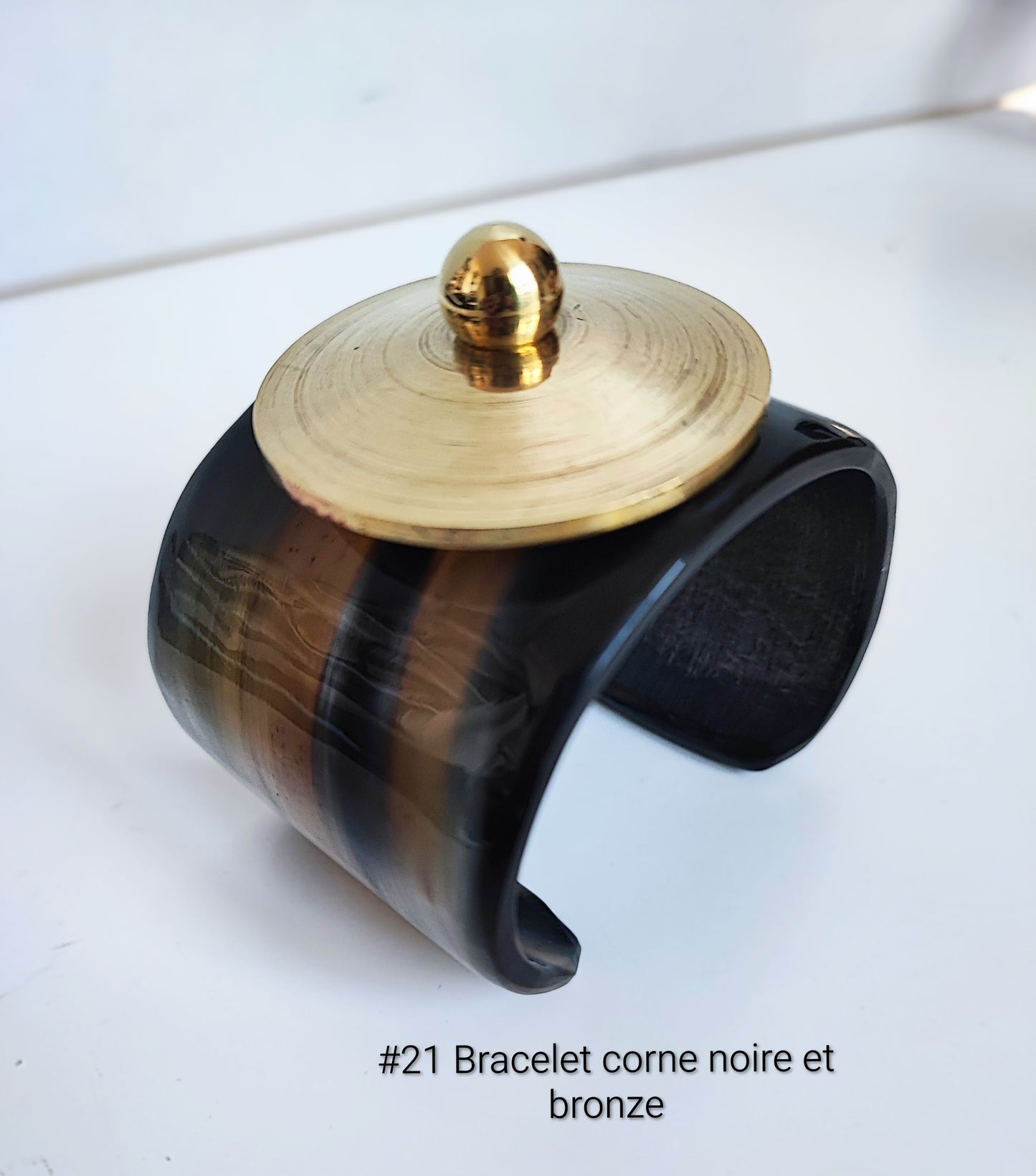Bracelet manchette en corne noire et disque de bronze