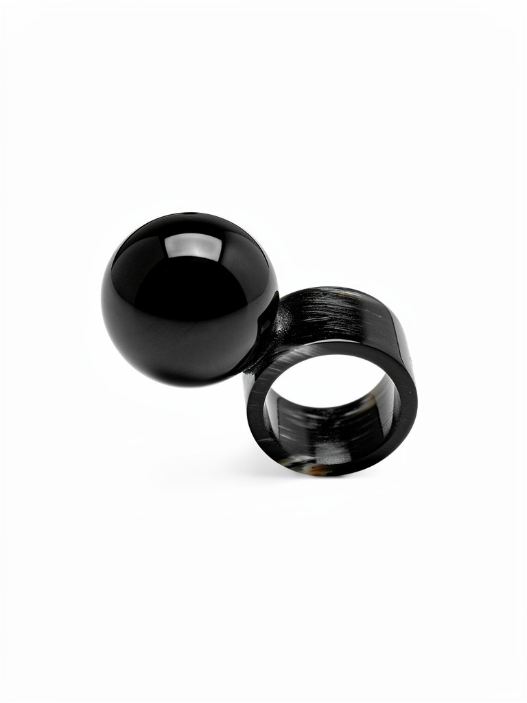 Bague avec grande boule en corne Noire