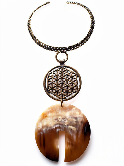 Collier rond vrillé et kinga blanc