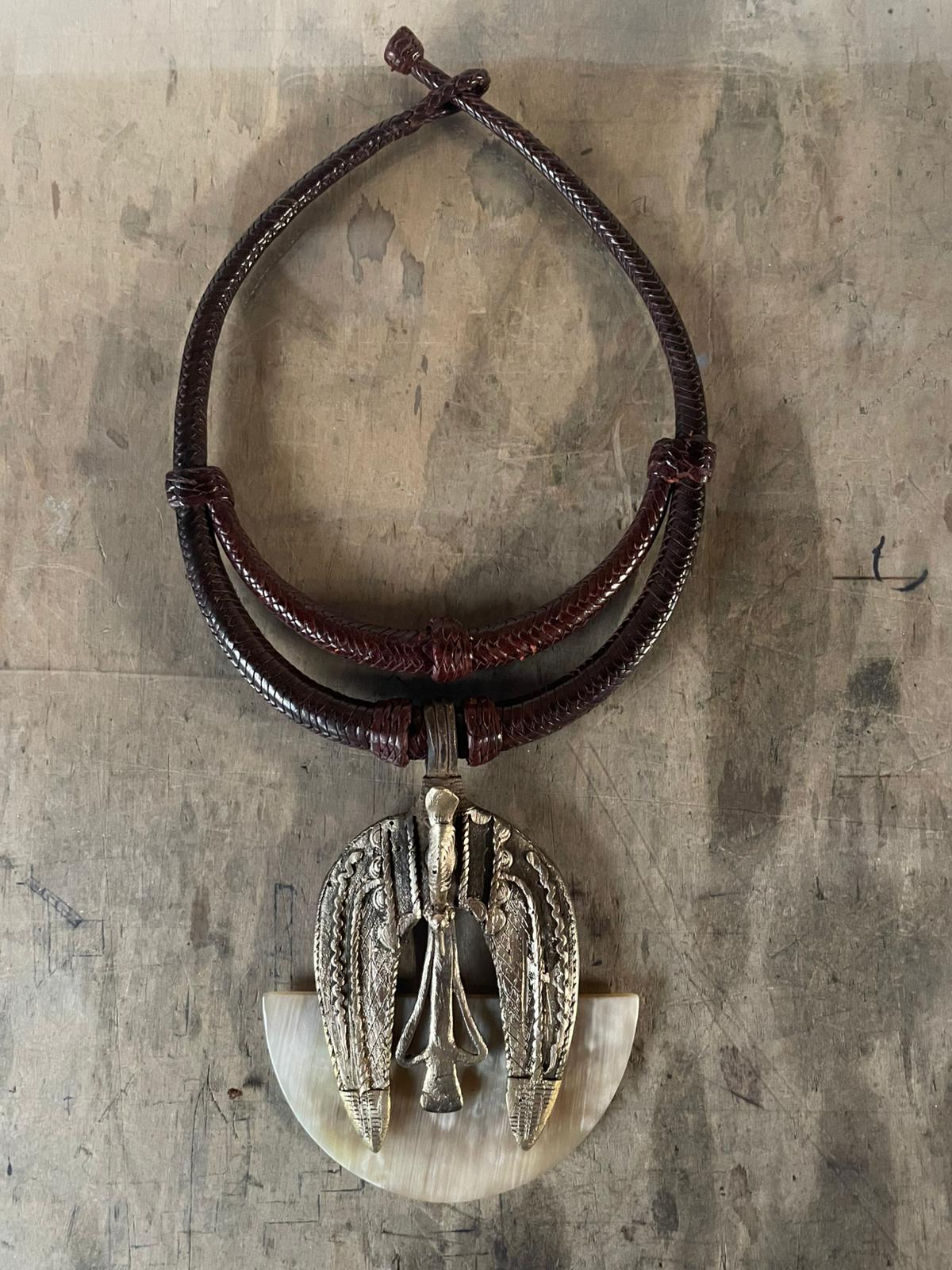 L'Ange, bronze, demi lune en crone blanche et collier en cuir, Pièce Unique