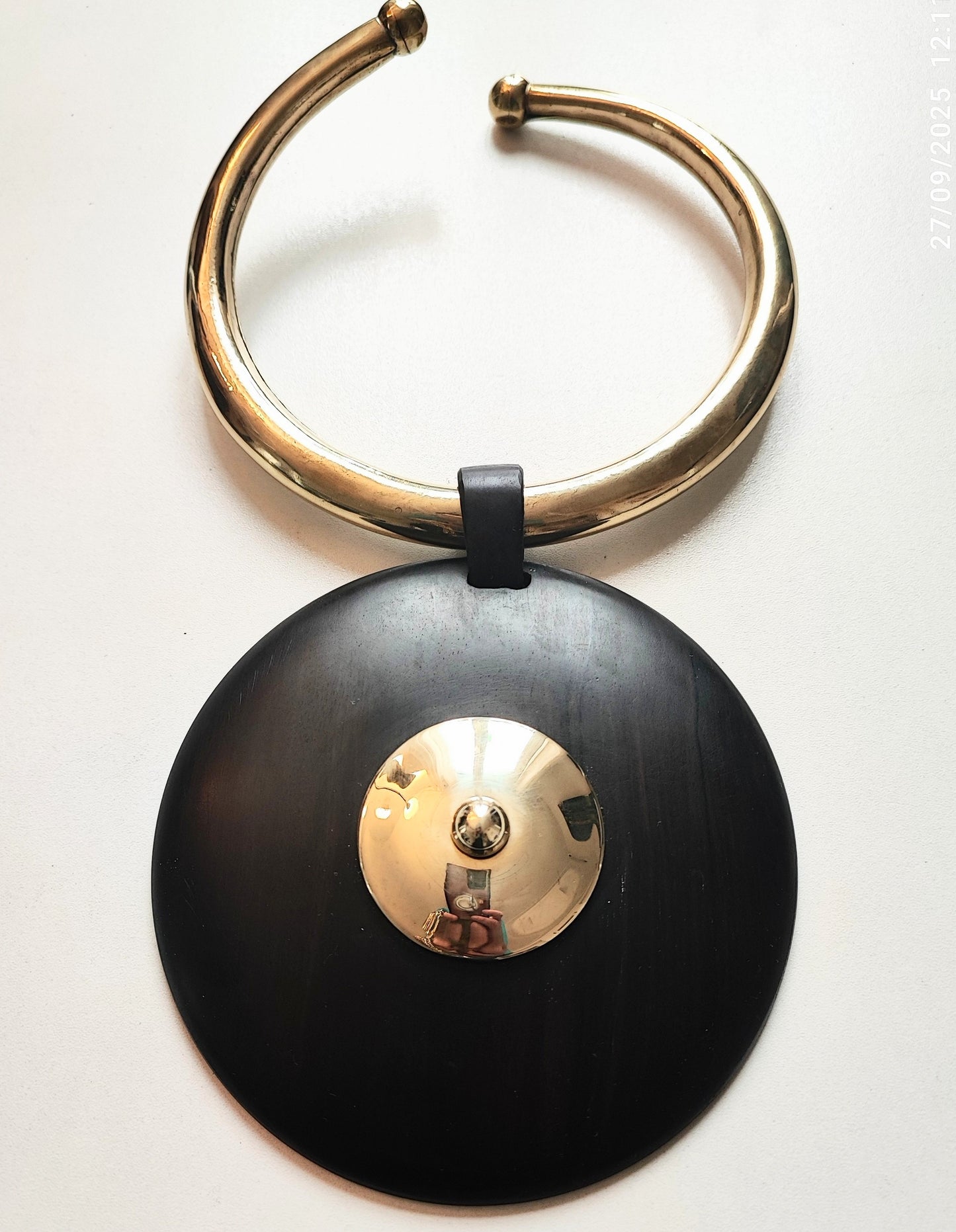 Cercle noir et rond en bronze