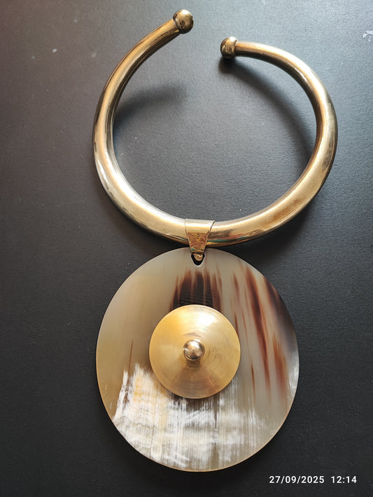 Cercle corne blanche et rond en bronze