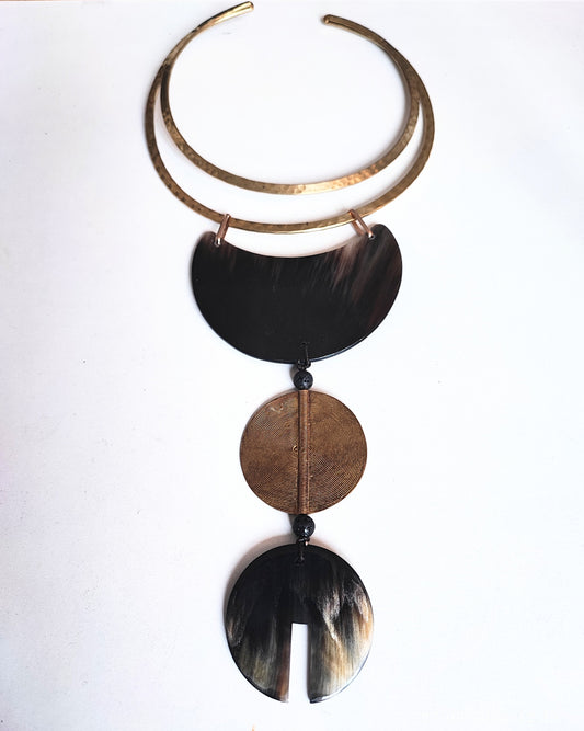 Collier oméga double laiton, corne noire et bronze