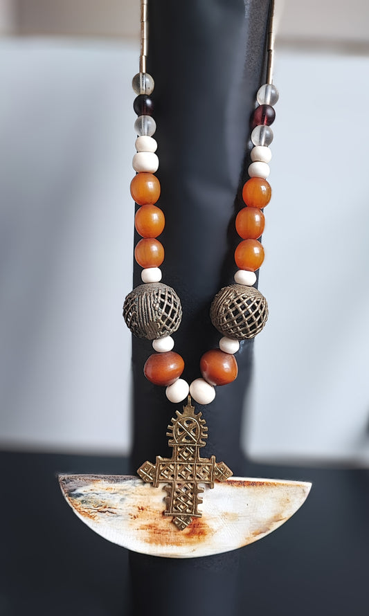 Croix egyptienne demi-lune en corne long collier perles de verre et boules en laiton