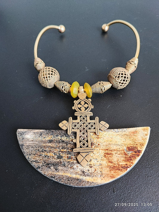 Collier inspiré de la Croix de chrétienté orthodoxe etiopienne avec omega en bronze, perles de verre et de laiton