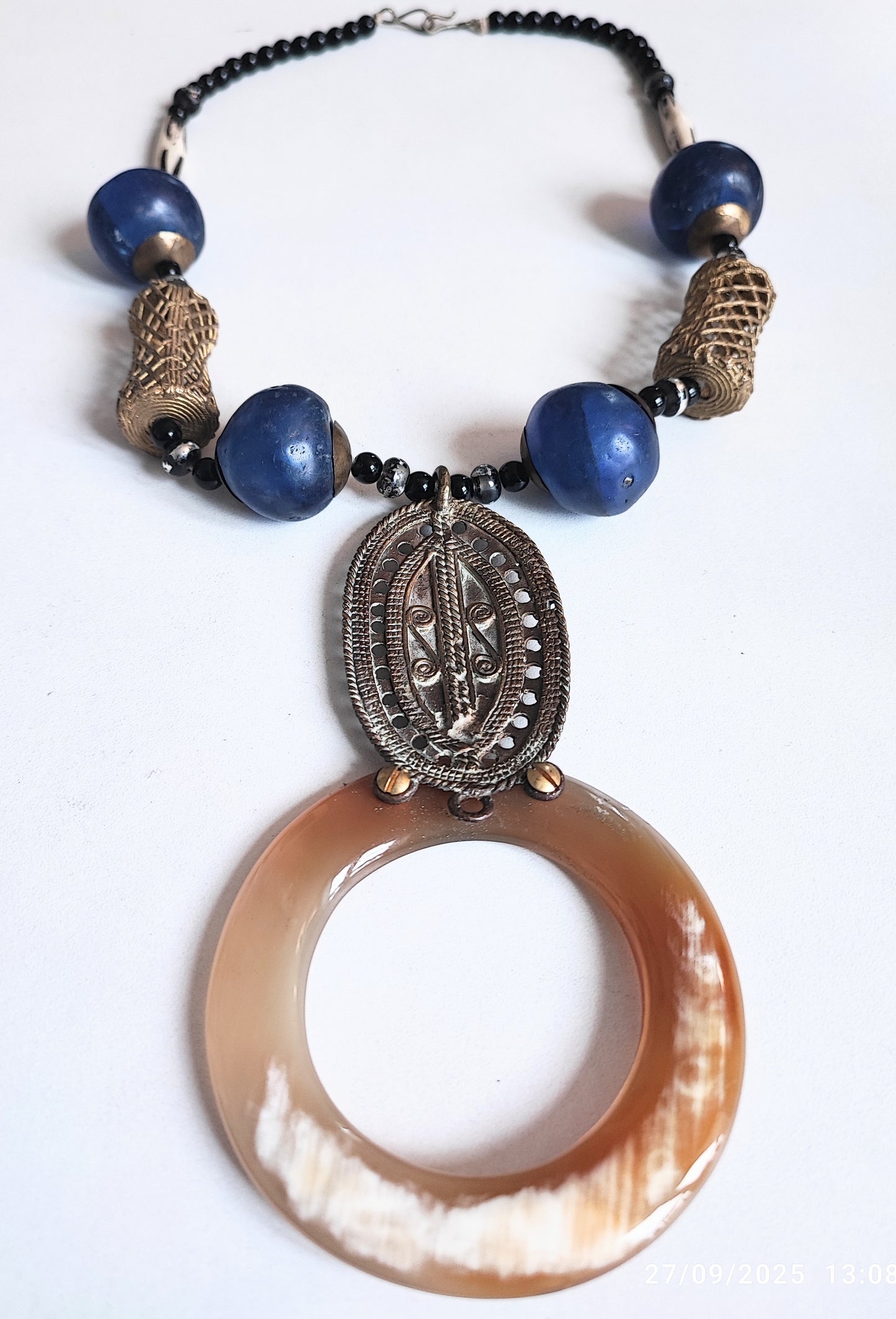 Collier inspiré de colliers traditionels d'Afrique de l'Ouest , perles de verre, bronze et corne