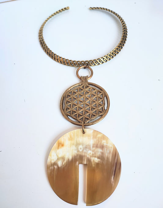 Variation Kinga corne blanche, rond vrillé laiton